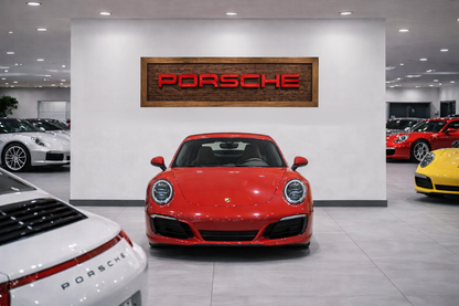 Handgeschnitzte Porsche Wanddekoration aus Massivholz – Luxus Garage Wall Art (150 × 70 cm)