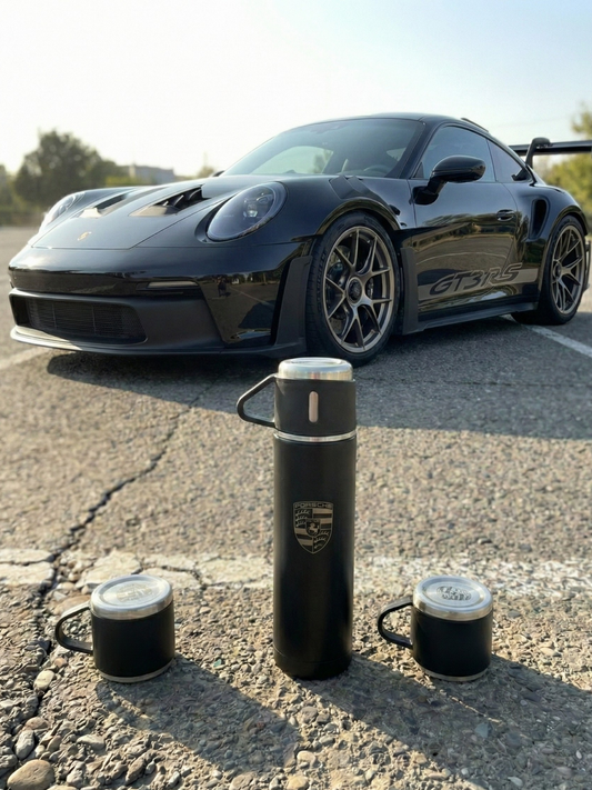 Porsche Inspired Premium Thermos Set – 500 ml Edelstahl Isolierflasche mit 3 Bechern – Lasergraviertes Design – Reise & Picknick