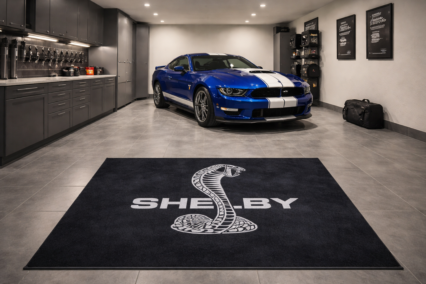Shelby Garagen Teppich 150×220 cm  Luxus Auto Teppich für Garage, Wohnzimmer & Showroom