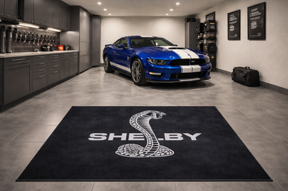 Shelby Garagen Teppich 150×220 cm  Luxus Auto Teppich für Garage, Wohnzimmer & Showroom