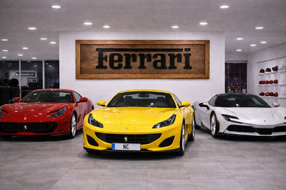 Handgeschnitzte Ferrari Wanddekoration aus Massivholz – Luxus Garage Wall Art (150 × 70 cm)