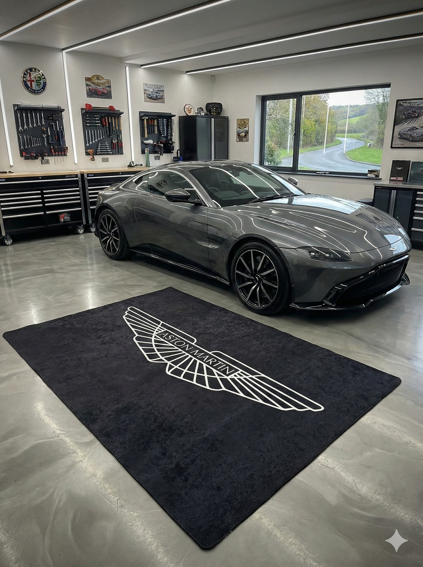 Aston Martin Garagen Teppich 150×220 cm  Luxus Auto Teppich für Garage, Wohnzimmer & Showroom