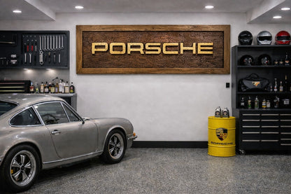 Handgeschnitzte Porsche Wanddekoration aus Massivholz – Luxus Garage Wall Art (150 × 70 cm)