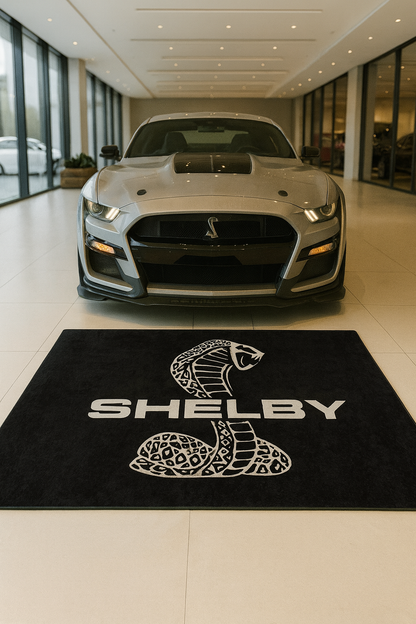 Shelby Garagen Teppich 150×220 cm  Luxus Auto Teppich für Garage, Wohnzimmer & Showroom