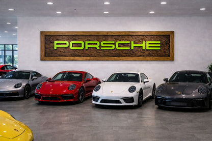 Handgeschnitzte Porsche Wanddekoration aus Massivholz – Luxus Garage Wall Art (150 × 70 cm)