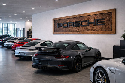 Handgeschnitzte Porsche Wanddekoration aus Massivholz – Luxus Garage Wall Art (150 × 70 cm)